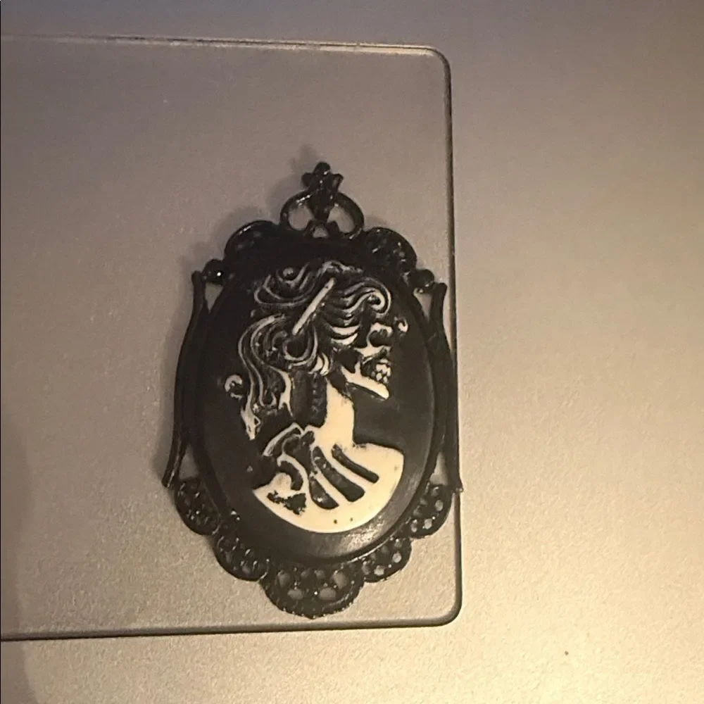 Gothic Skeleton Cameo Pendant – Vintage Black Victorian Horror Brooch Halloween